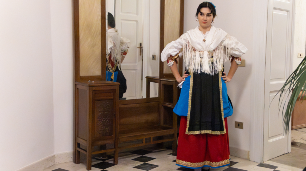 Rinasce l’antico abito nuziale pollese, capolavoro fatto a mano