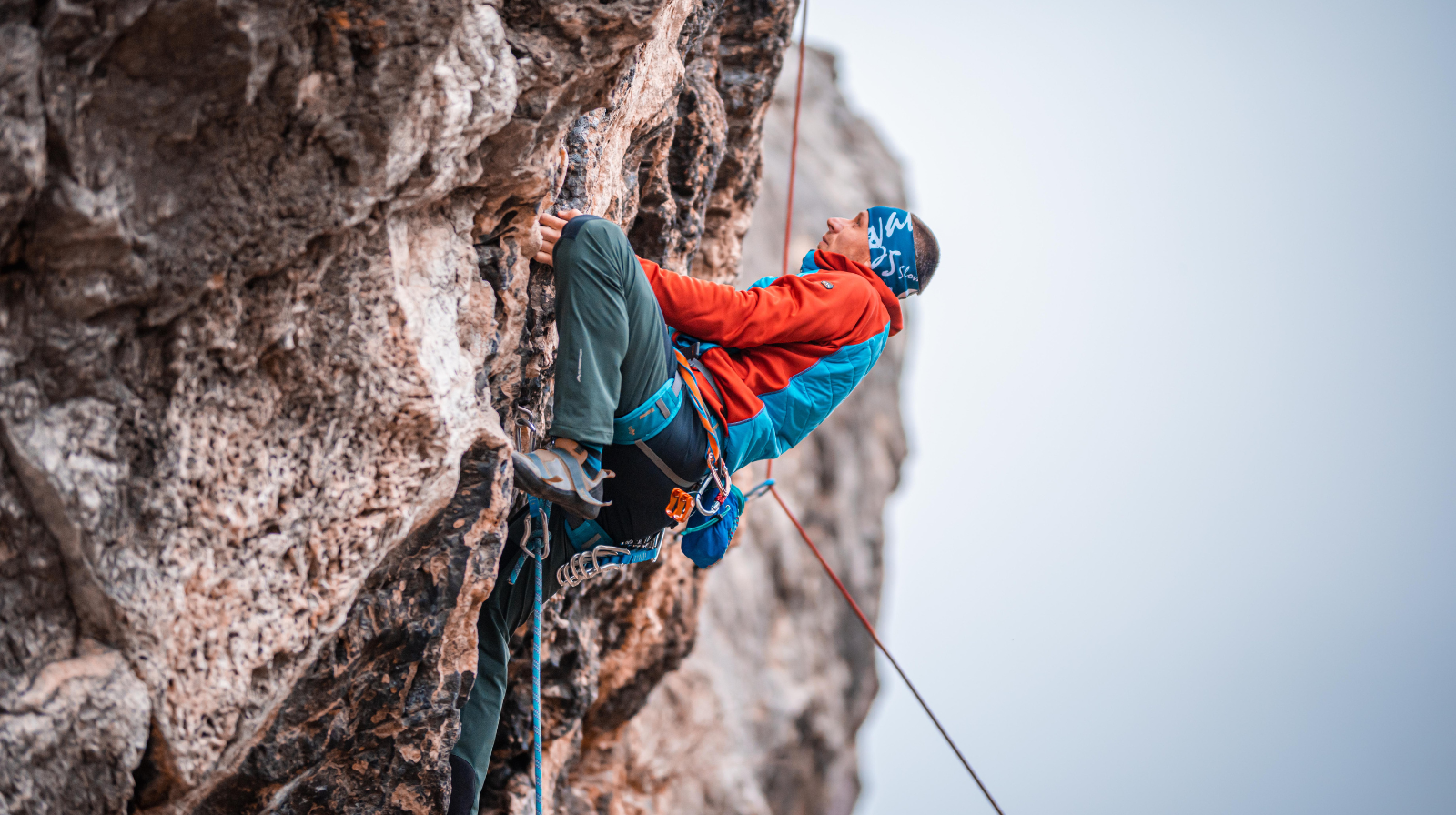 Arrampicata, da dove partire: l’attrezzatura giusta e i consigli per muovere i primi passi