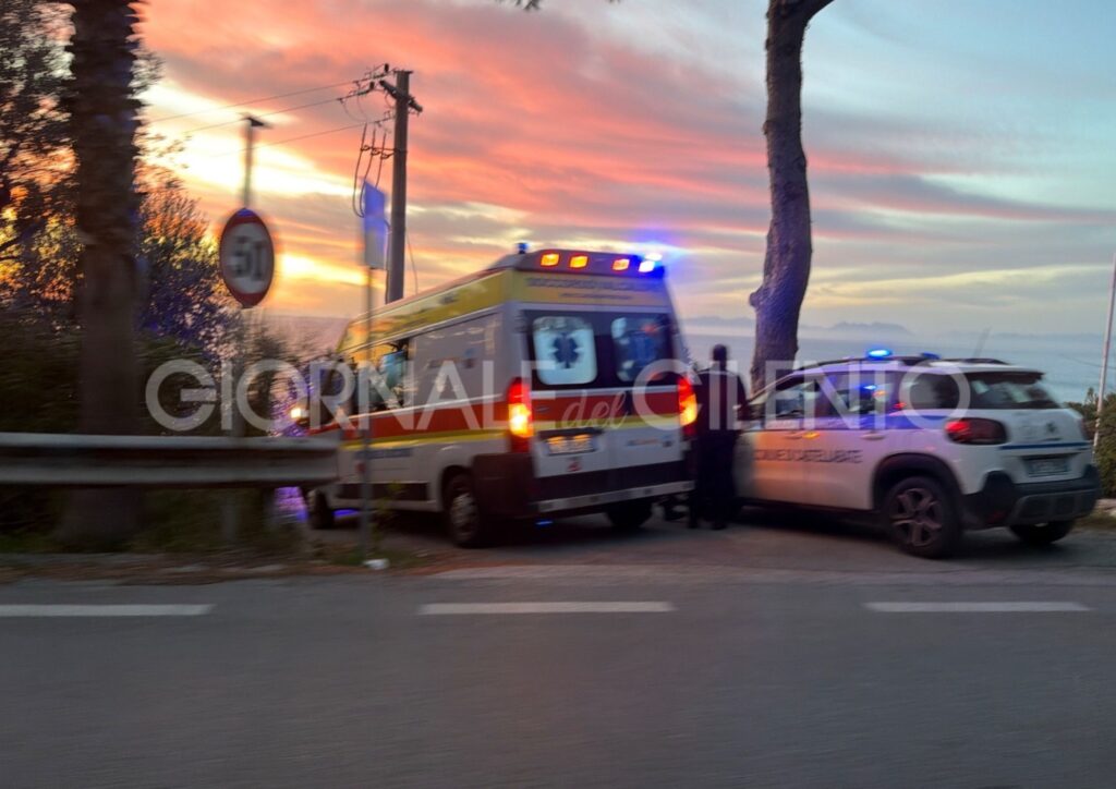 Cade dal monopattino e perde i sensi in mezzo alla strada: salvato dalla polizia locale a Castellabate