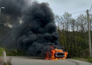 Auto in fiamme all’uscita di Caselle in Pittari, disagi alla viabilità