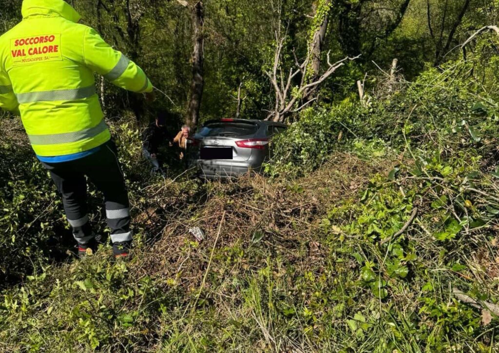 Roccadaspide, scontro tra due auto: una finisce fuori strada, nessun ferito