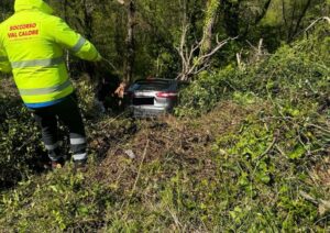 Roccadaspide, scontro tra due auto: una finisce fuori strada, nessun ferito
