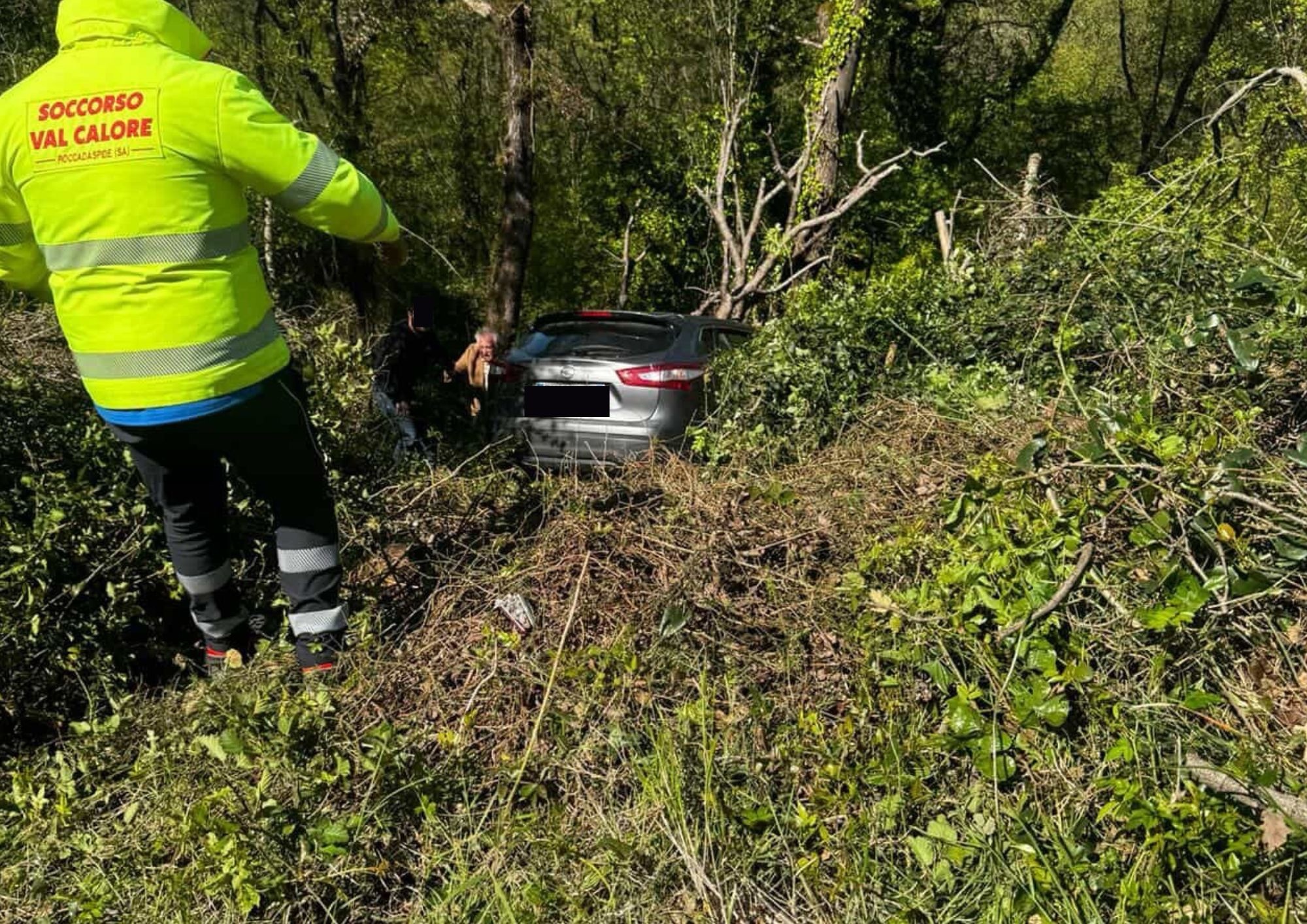Roccadaspide, scontro tra due auto: una finisce fuori strada, nessun ferito