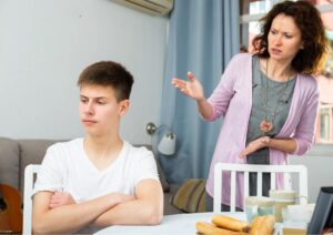 Mio figlio ha trent’anni e un lavoro remunerato. Non se ne va da casa e non contribuisce: ma è giusto?