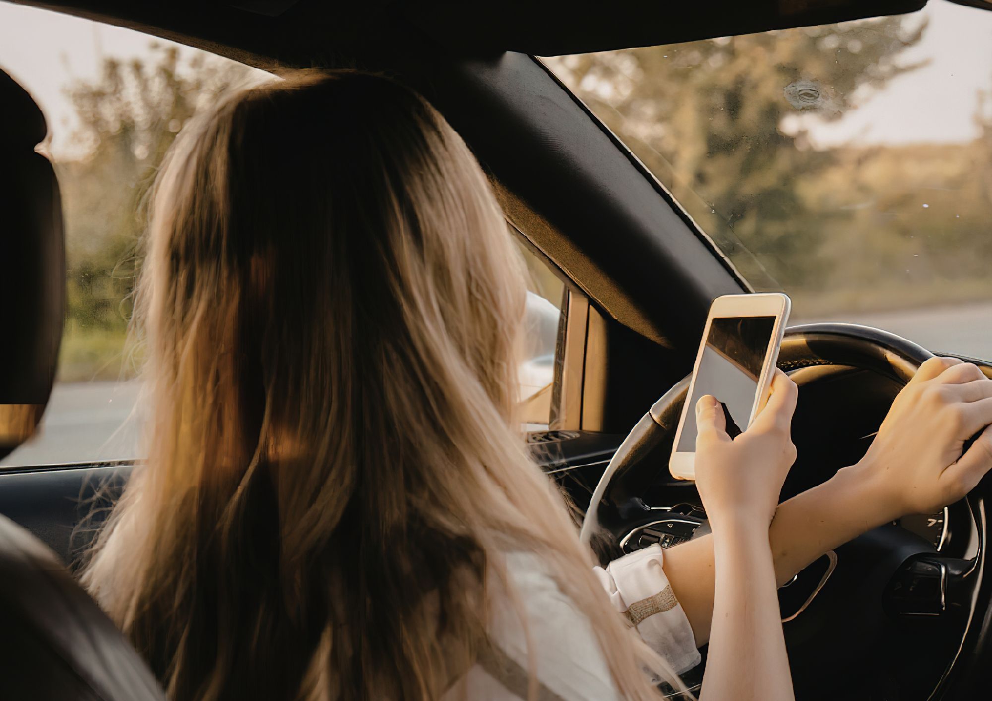 Codice della Strada, nuove sanzioni più dure per chi usa smartphone alla guida