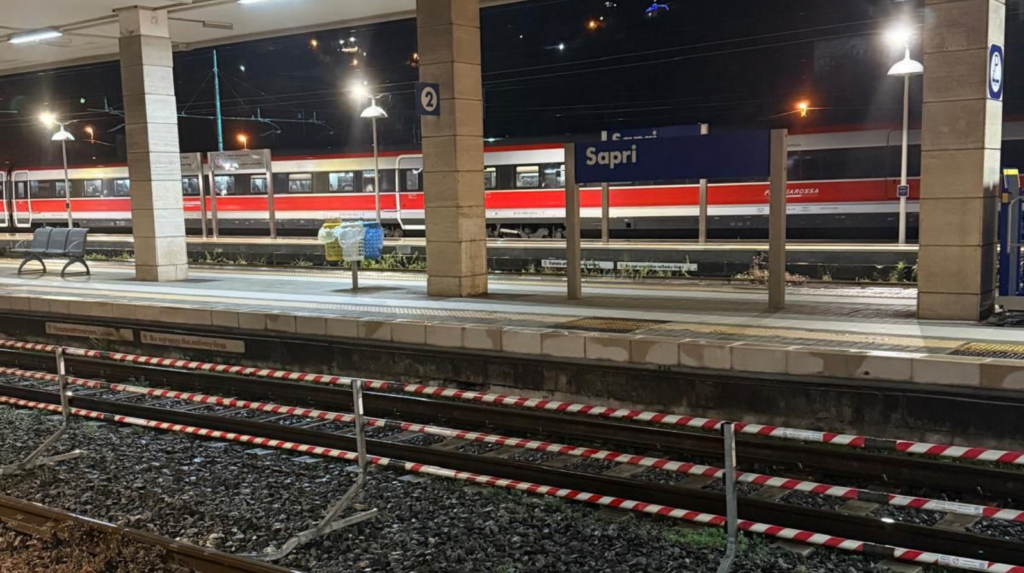 Sapri, rissa con coltelli tra tre giovani: caos in stazione dopo lite sul treno AV