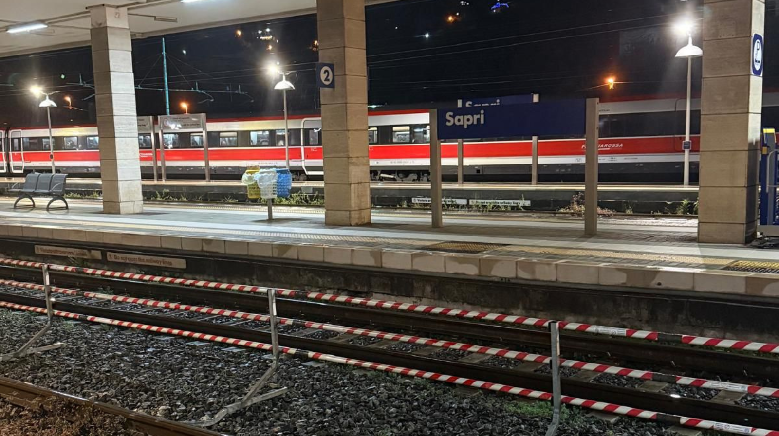 Sapri, rissa con coltelli tra tre giovani: caos in stazione dopo lite sul treno AV