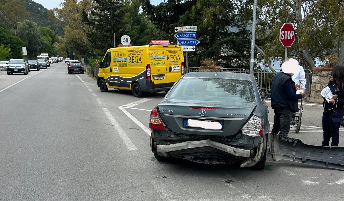 Tamponamento sulla Via del Mare a Santa Maria di Castellabate: 84enne in ospedale
