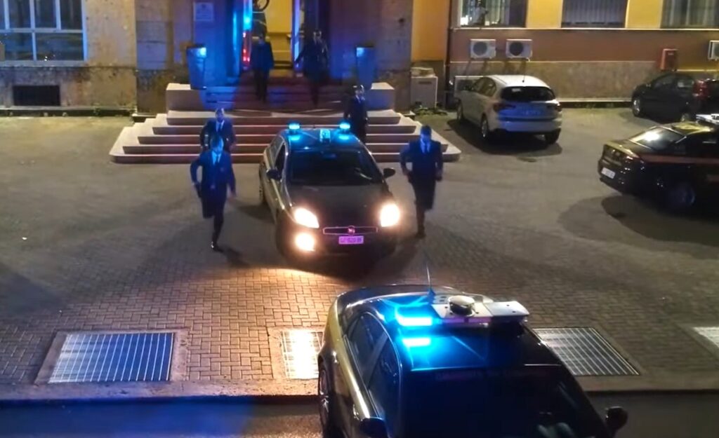 Blitz antidroga all’alba: arresti e sequestri per 780 mila euro