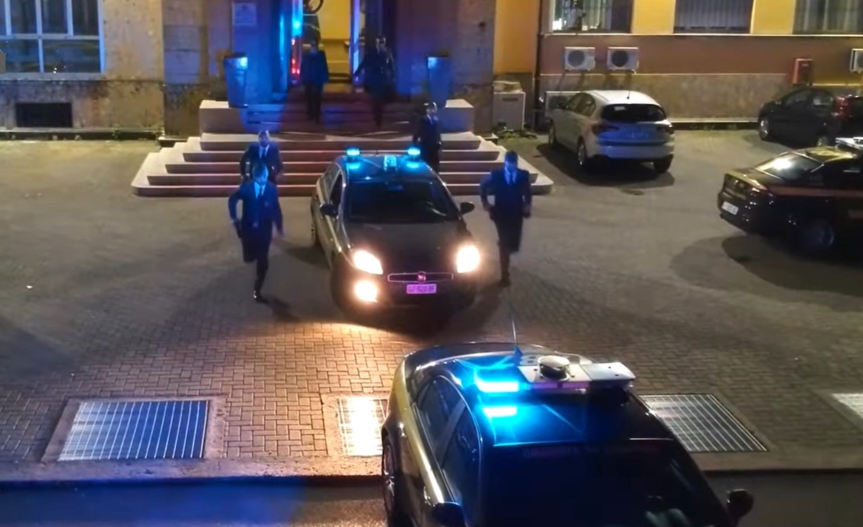 Blitz antidroga all’alba: arresti e sequestri per 780 mila euro