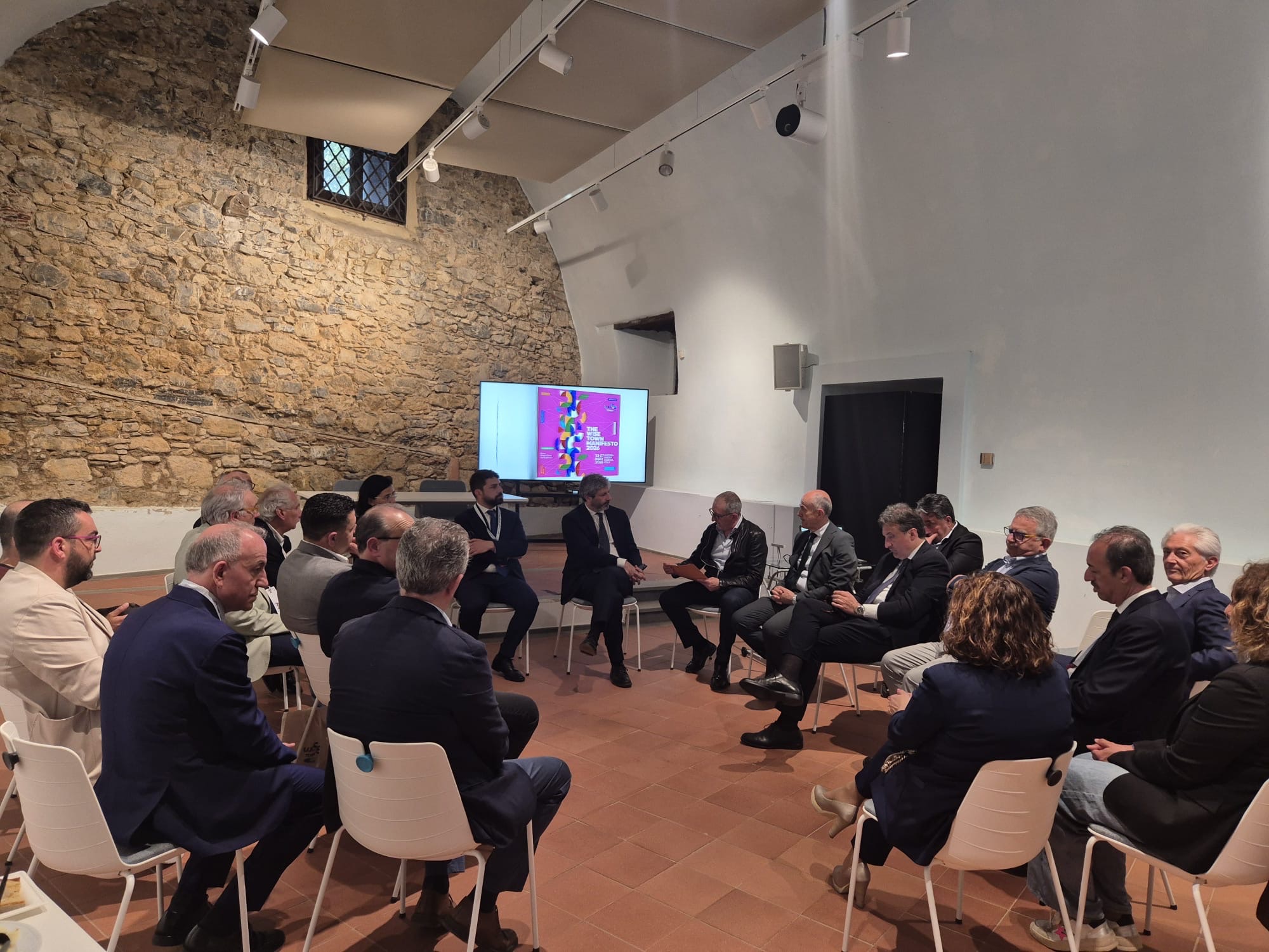 Consegnato a Roberto Fico il documento sulla sanità del Cilento alla Wise Town Network ad Ascea