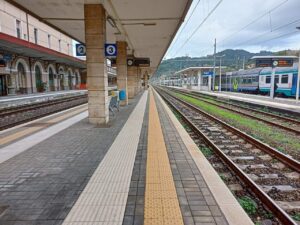 Monopattino sulla banchina della stazione di Sapri, 46enne denunciato dalla Polfer per documenti falsi