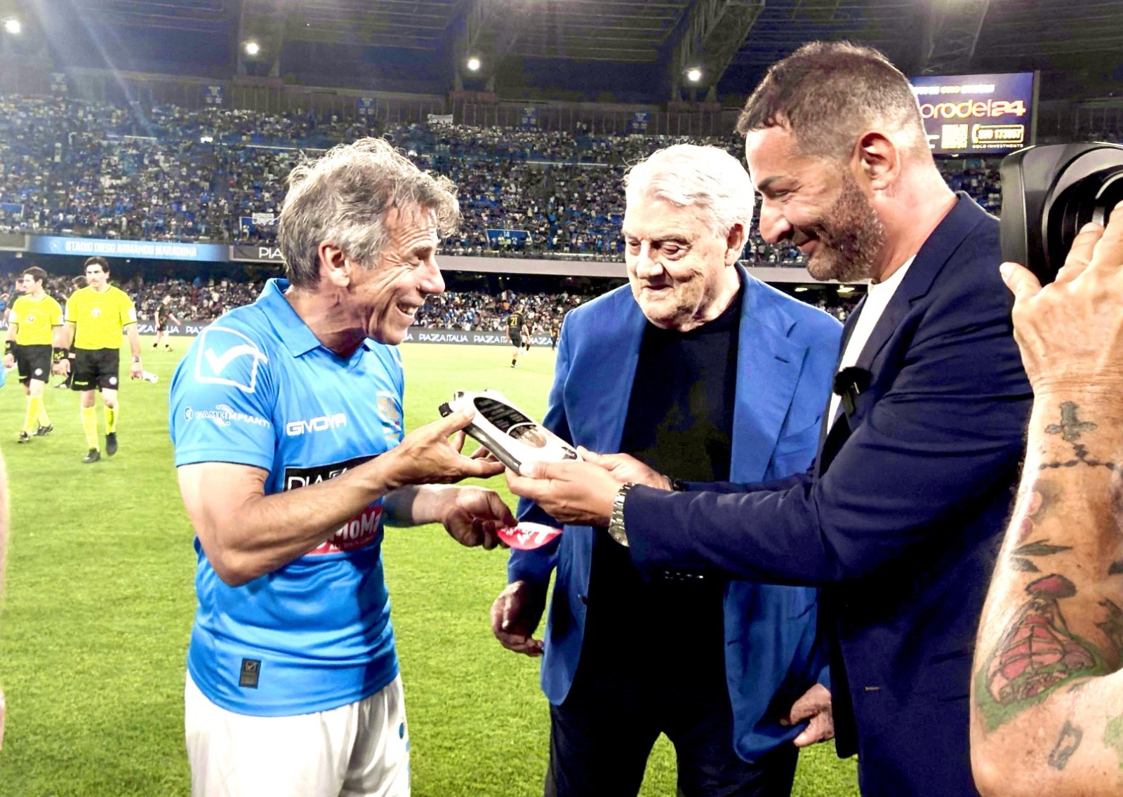 Napoli, “La Notte dei Leoni”: Gianfranco Zola premiato al Maradona