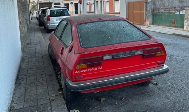 Le auto dimenticate che aspettano ancora qualcuno: il tempo sospeso dei motori italiani