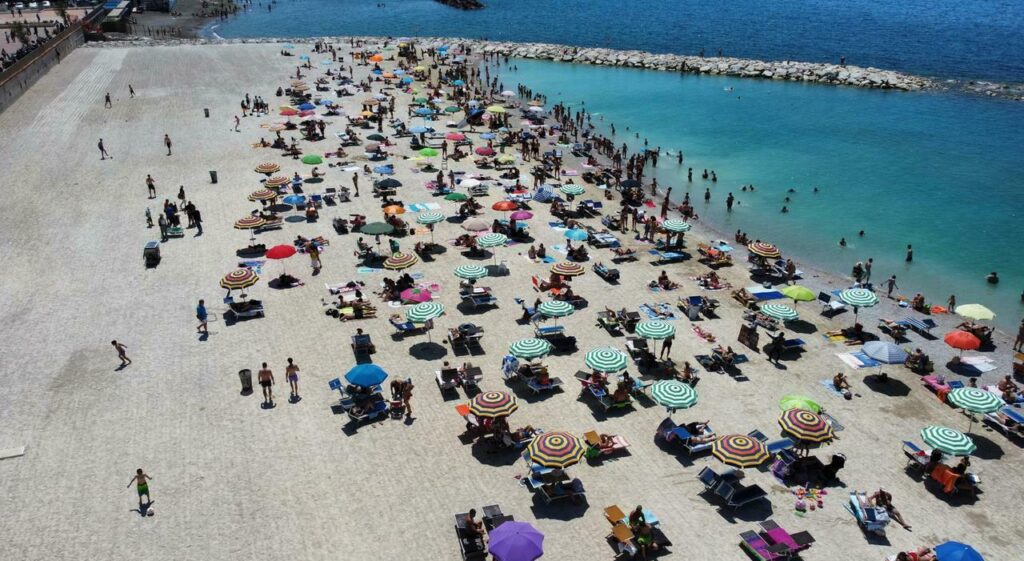 Salerno, stop a “Universo beach”: il Comune chiude la spiaggia di Torrione