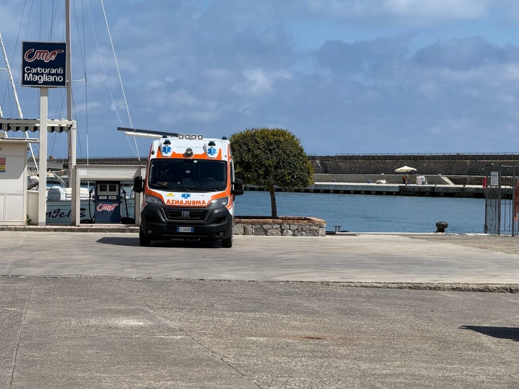 Turista austriaco ferito durante un trekking a Cala Bianca: soccorso via mare
