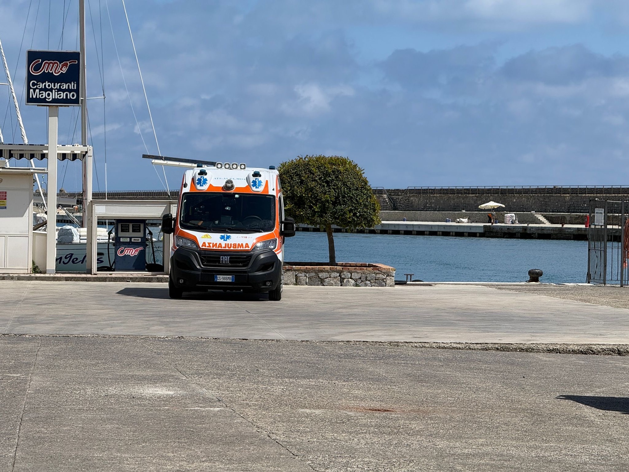 Turista austriaco ferito durante un trekking a Cala Bianca: soccorso via mare