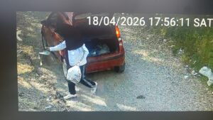 Battipaglia, incastrati dalle telecamere mentre abbandonano rifiuti: due denunce