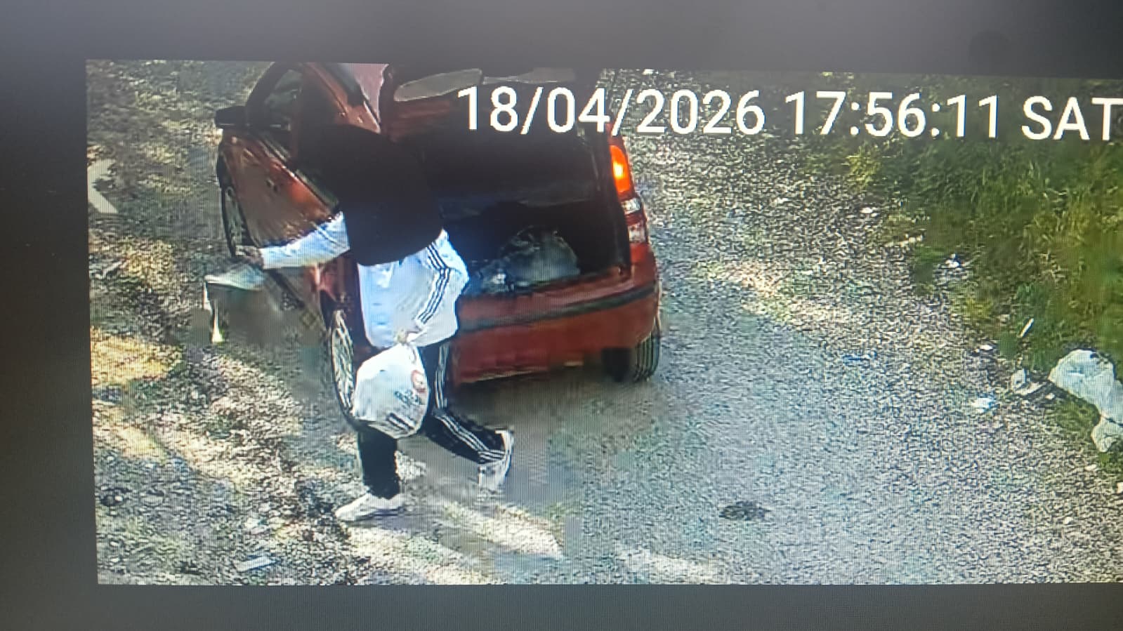 Battipaglia, incastrati dalle telecamere mentre abbandonano rifiuti: due denunce