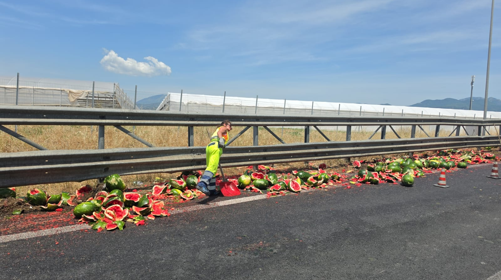 Camion perde carico di angurie sull’A2