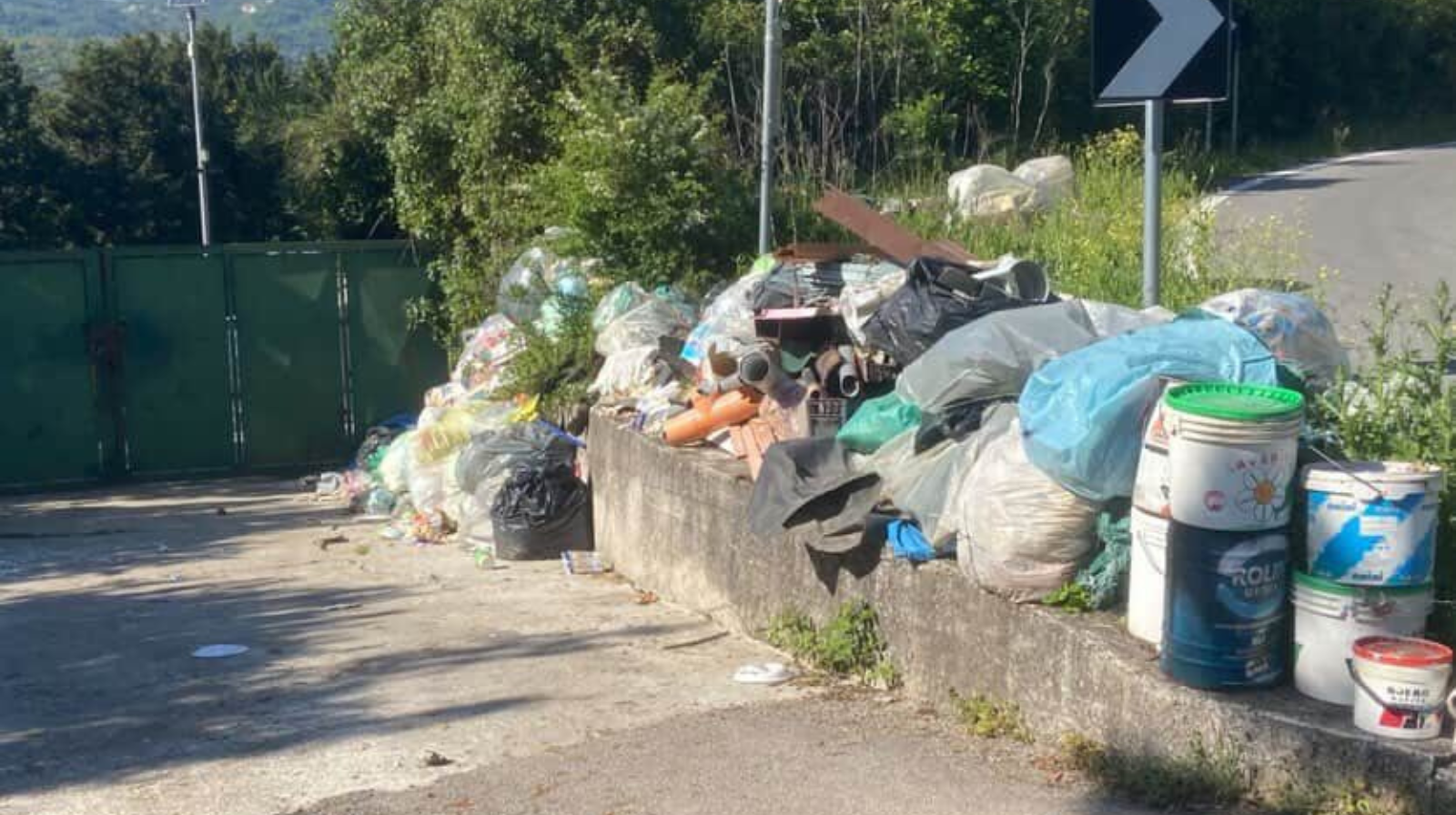 Discarica a cielo aperto lungo la strada Palombara: emergenza rifiuti a Celle di Bulgheria