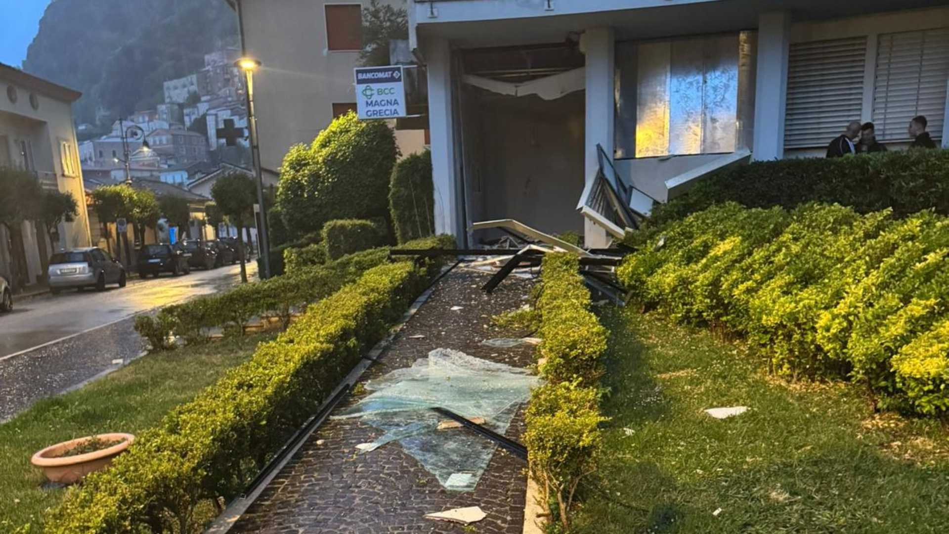 Colliano, esplode bancomat nella notte: banditi in fuga con il bottino