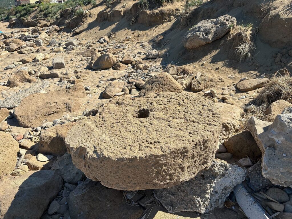 Castellabate, spiaggia ancora chiusa: emergono reperti archeologici dopo le mareggiate