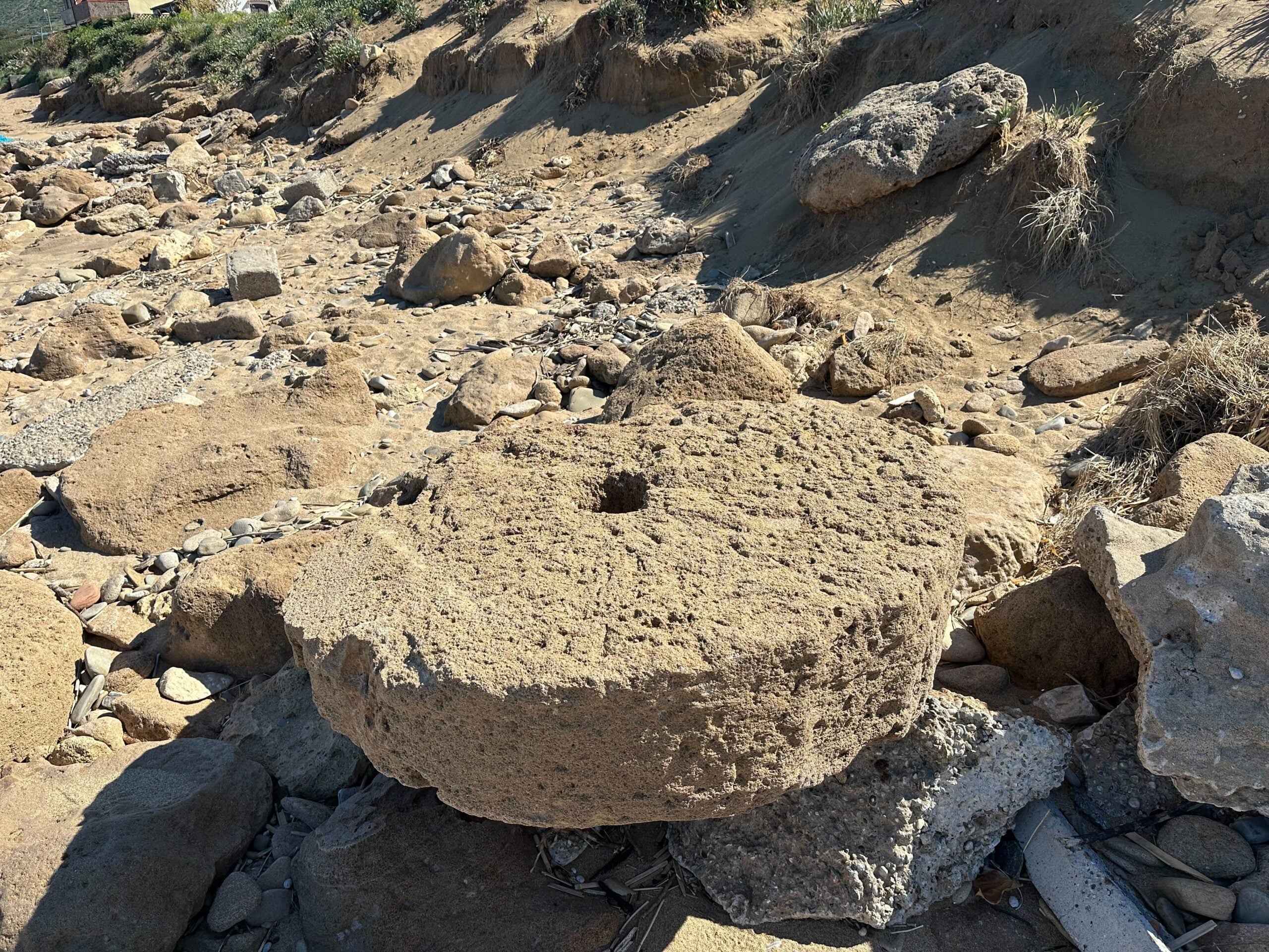 Castellabate, spiaggia ancora chiusa: emergono reperti archeologici dopo le mareggiate