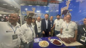 Il ministro Lollobrigida in visita allo stand di Cilento Selvaggio al Caccia Village