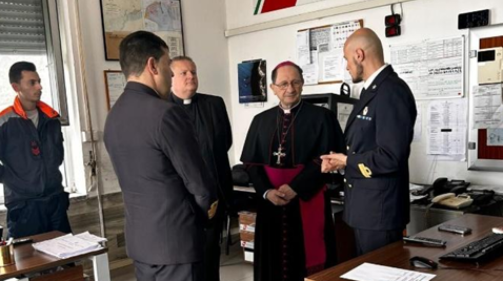 Il vescovo ausiliare Mons. Raimo in visita alla Capitaneria di porto di Salerno