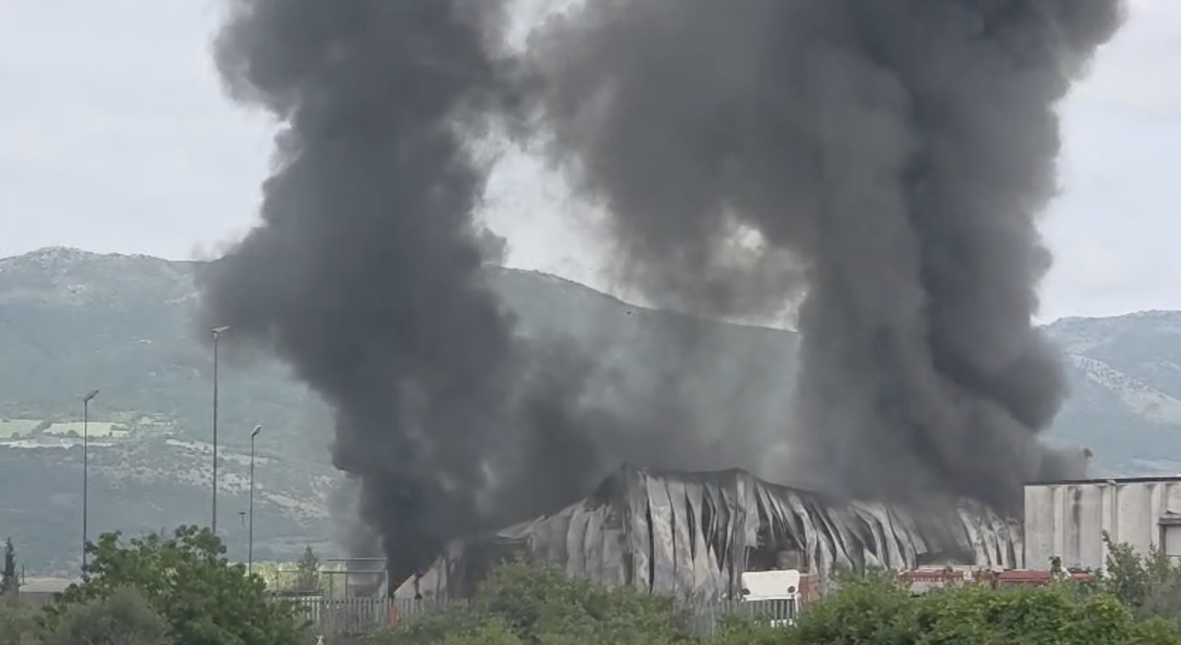 Sant’Arsenio, incendio in azienda nella zona PIP: gravi danni