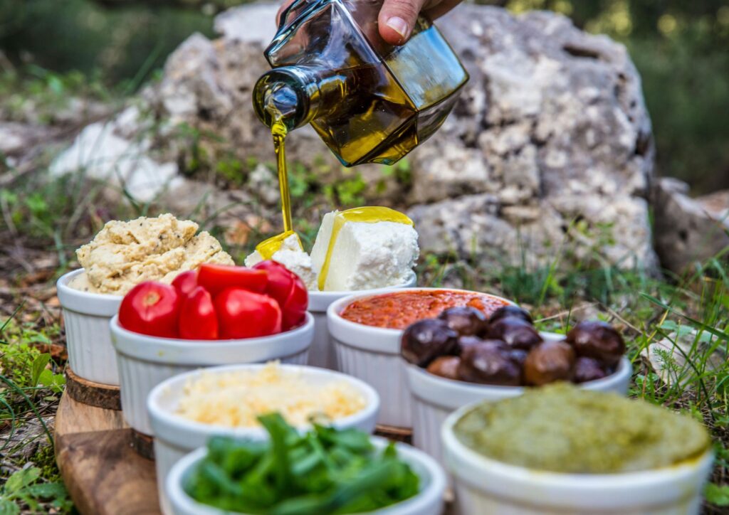 Dieta mediterranea, cosa significa davvero: i cardini e gli alimenti del modello che fa scuola nel mondo
