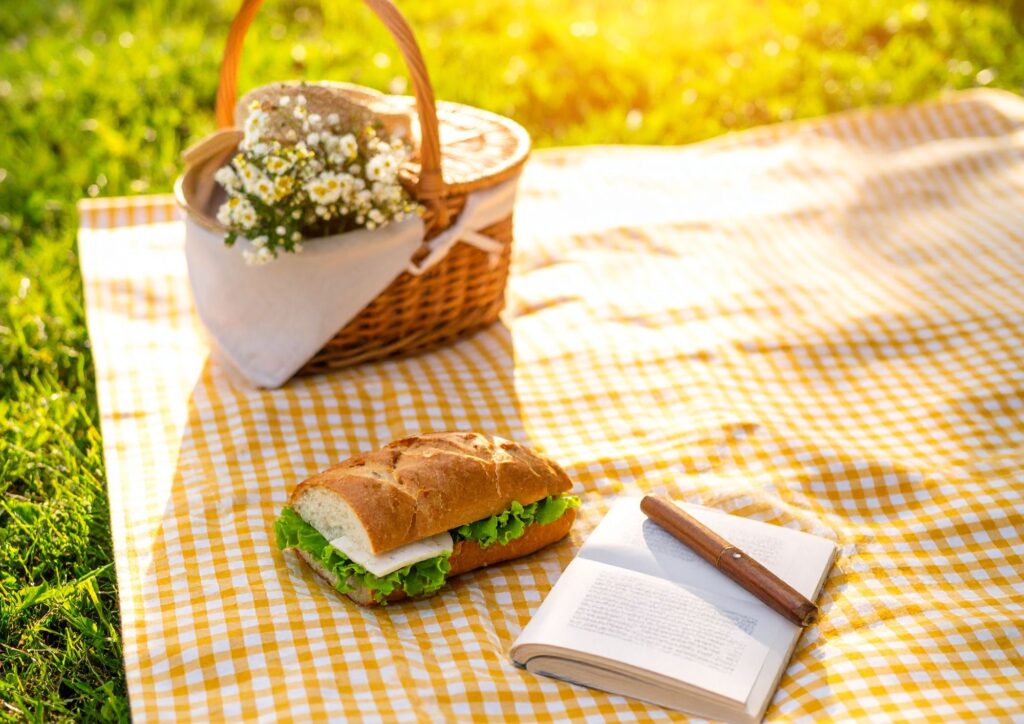 Pic nic tra spiaggia e pineta: come preparare il cestino perfetto (con ricette semplici e sicure)