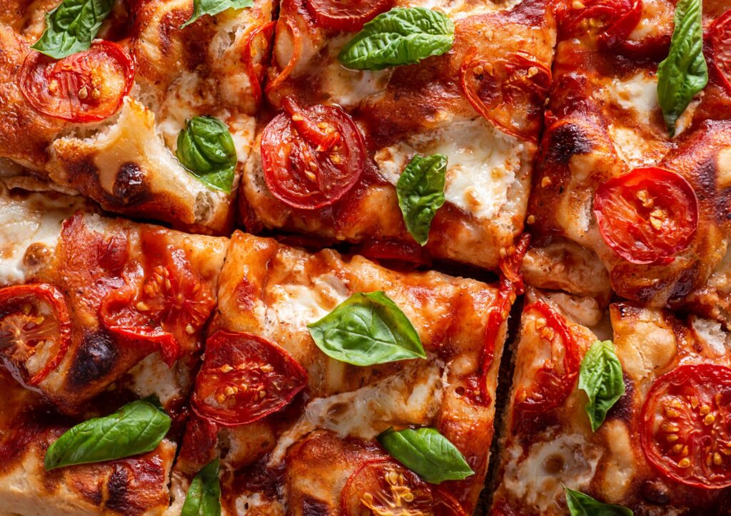 Pizza in teglia fatta in casa, ricetta veloce: pochi passaggi per un risultato soffice e croccante