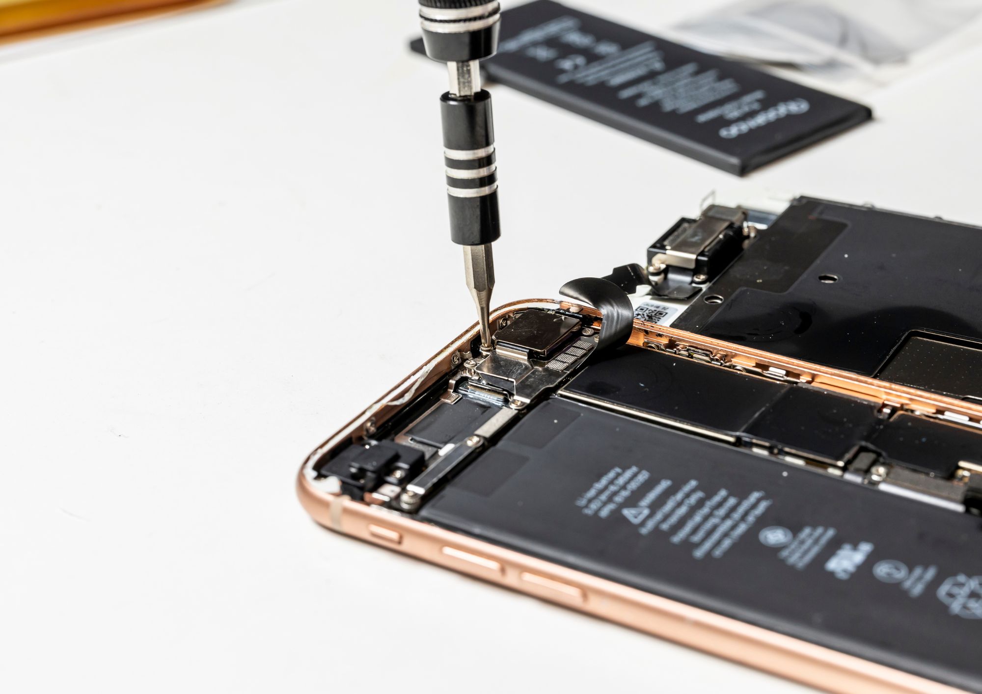 Batterie sostituibili: ritorno (parziale) di un’idea tra riparabilità e nuove regole europee