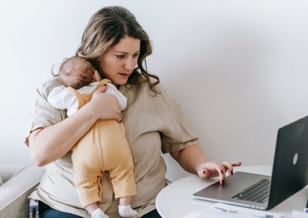 Essere mamma, tra diritti e ostacoli: cosa prevede oggi la legge per le lavoratrici madri in Italia