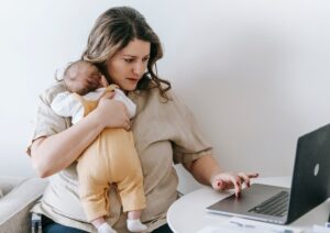 Essere mamma, tra diritti e ostacoli: cosa prevede oggi la legge per le lavoratrici madri in Italia