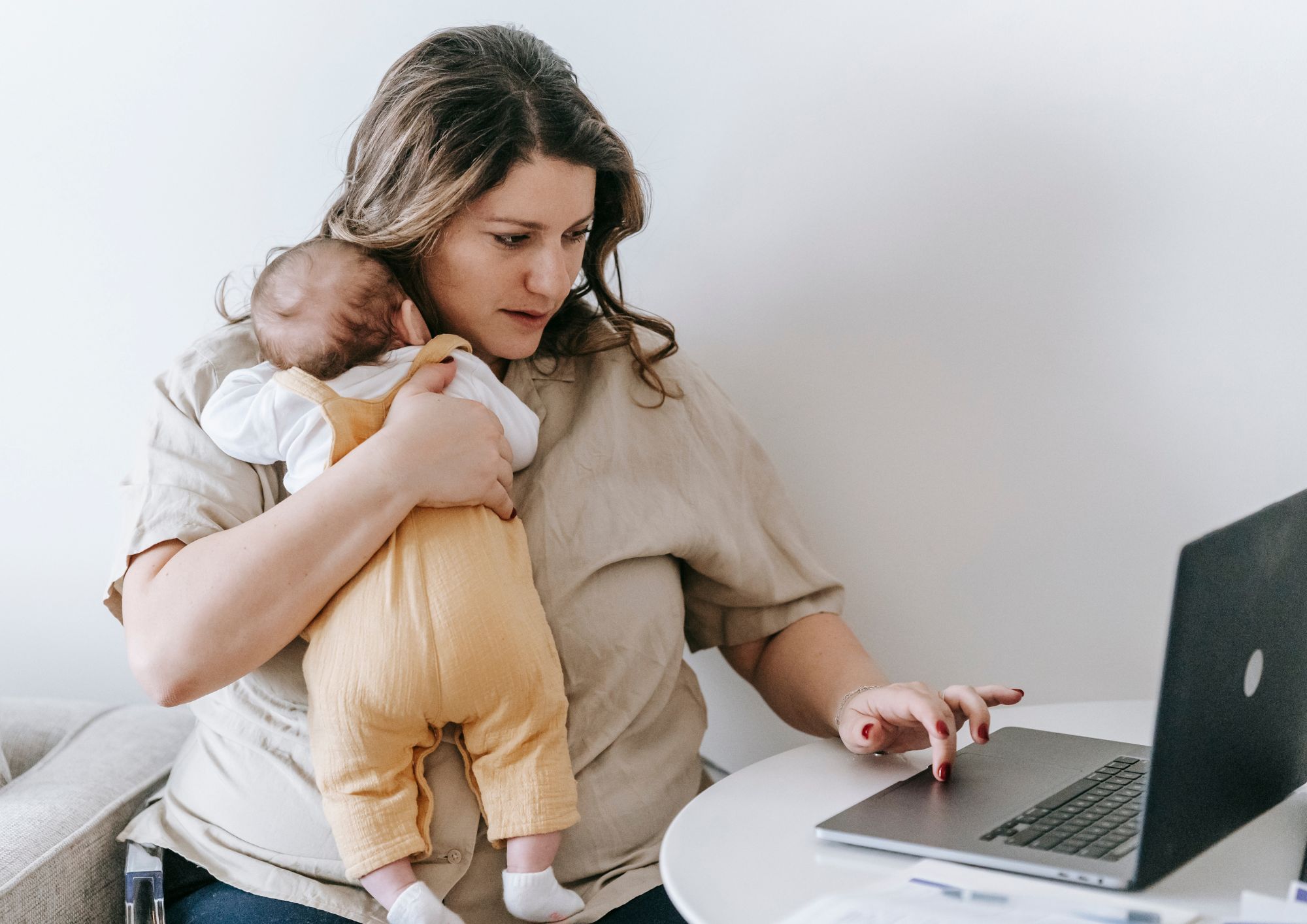 Essere mamma, tra diritti e ostacoli: cosa prevede oggi la legge per le lavoratrici madri in Italia
