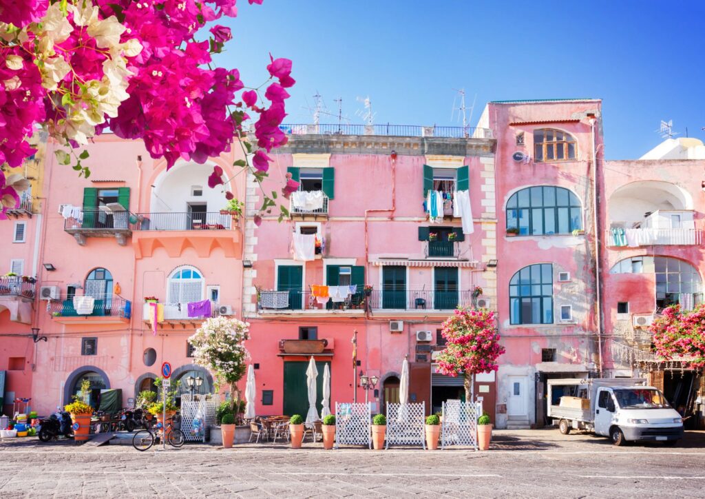Procida oltre il mare: l’isola tra limoni, pescatori e cucine di casa