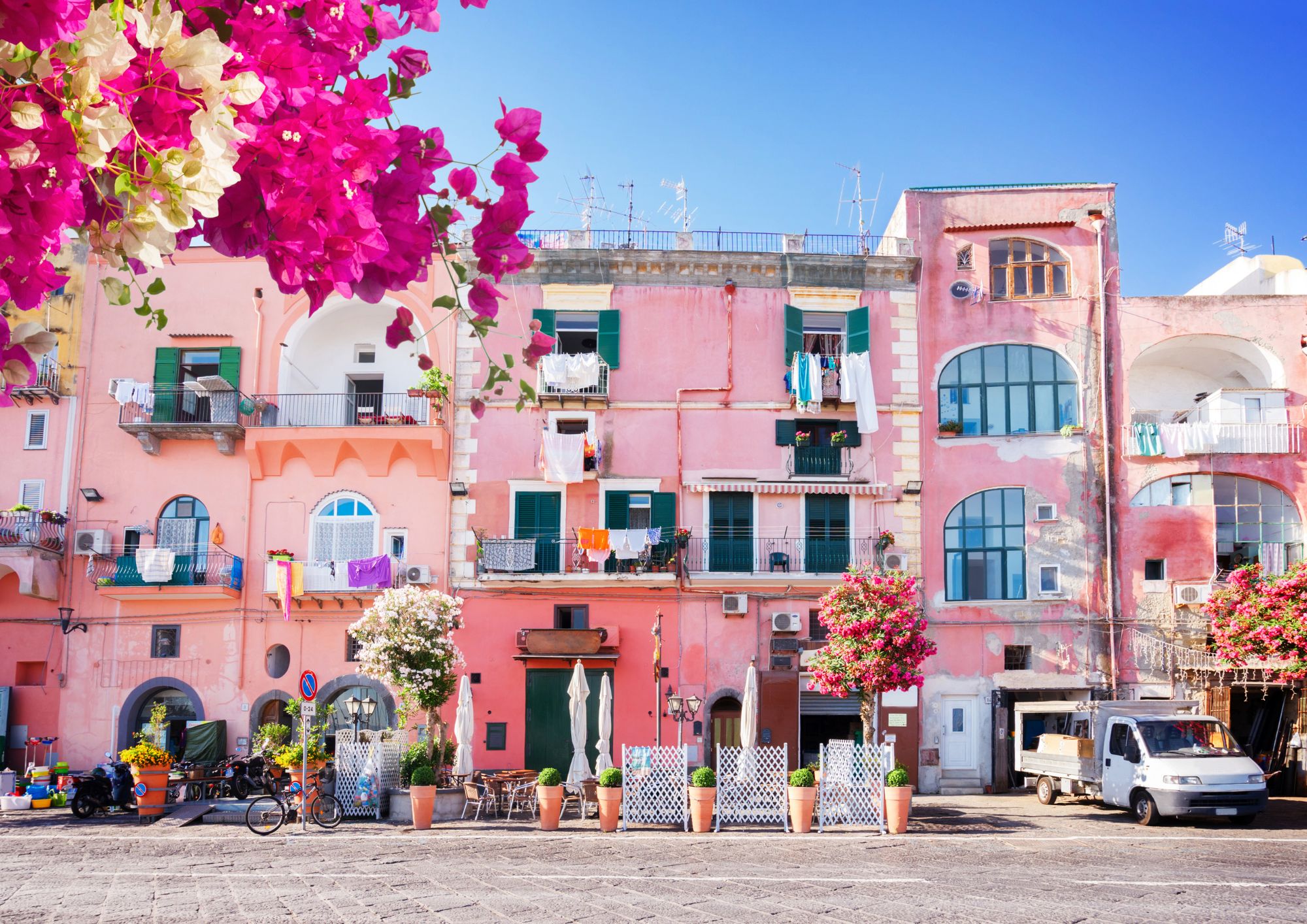 Procida oltre il mare: l’isola tra limoni, pescatori e cucine di casa