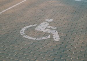 Multa per parcheggio su stallo disabili in un centro commerciale: ma è legale?