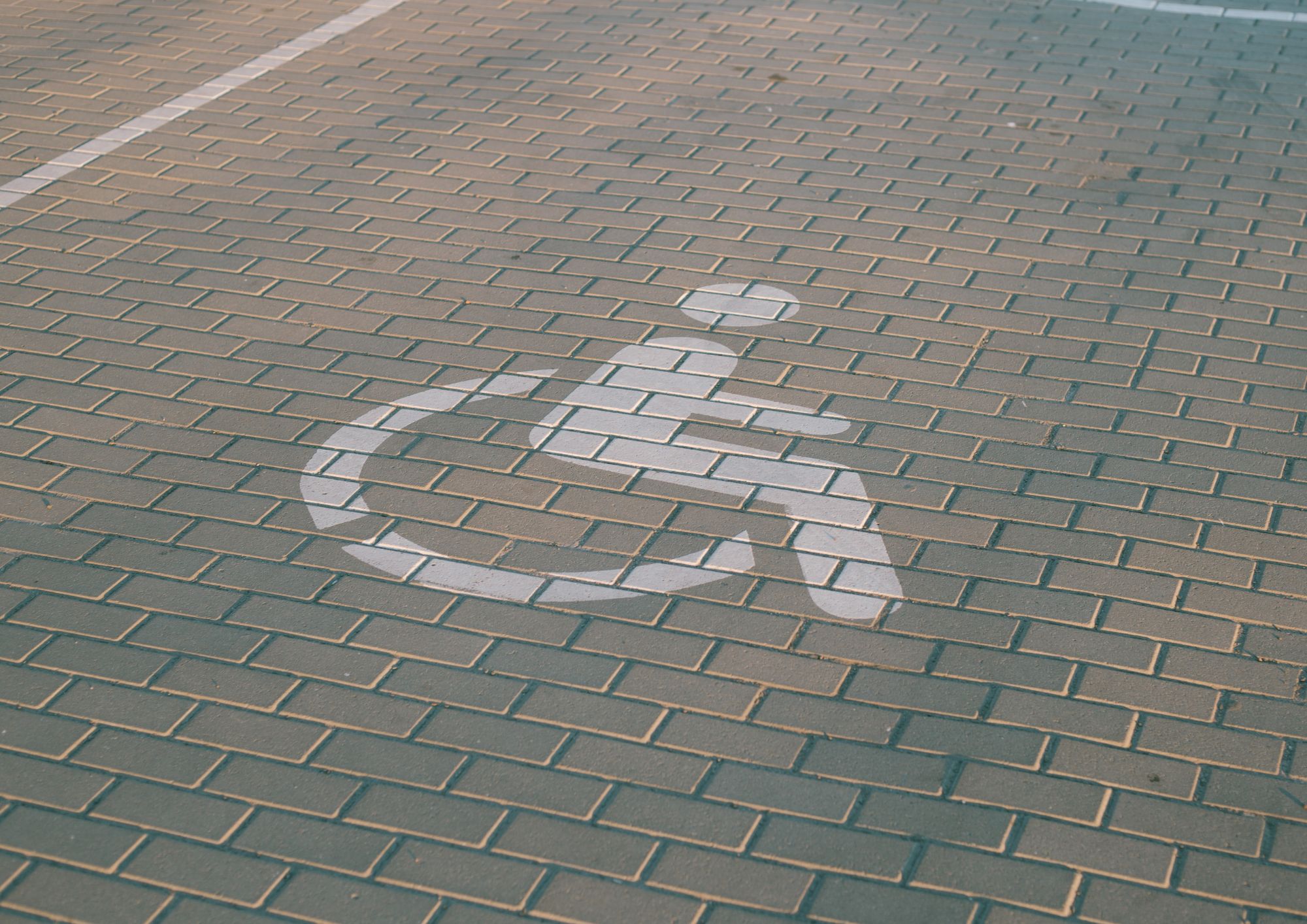 Multa per parcheggio su stallo disabili in un centro commerciale: ma è legale?