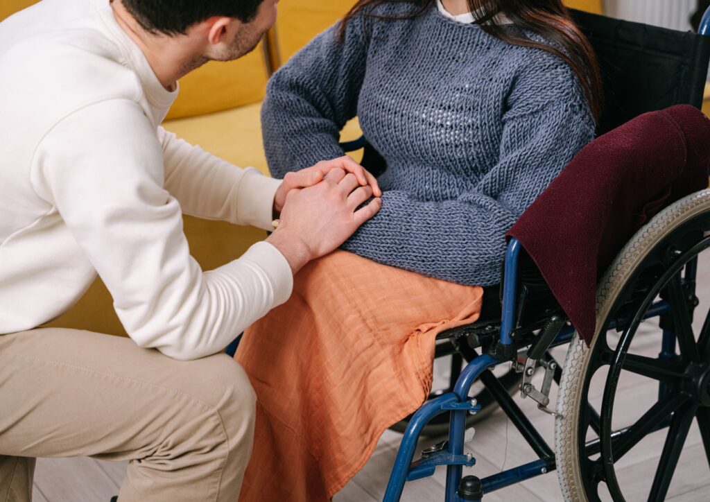 Ma è vero che se un figlio non aiuta il genitore disabile rischia una condanna penale?