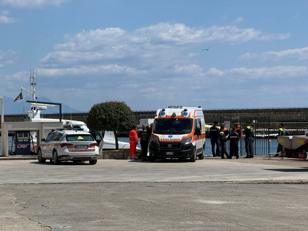 Si tuffa in mare dopo aver mangiato: turista 50enne soccorso agli Infreschi