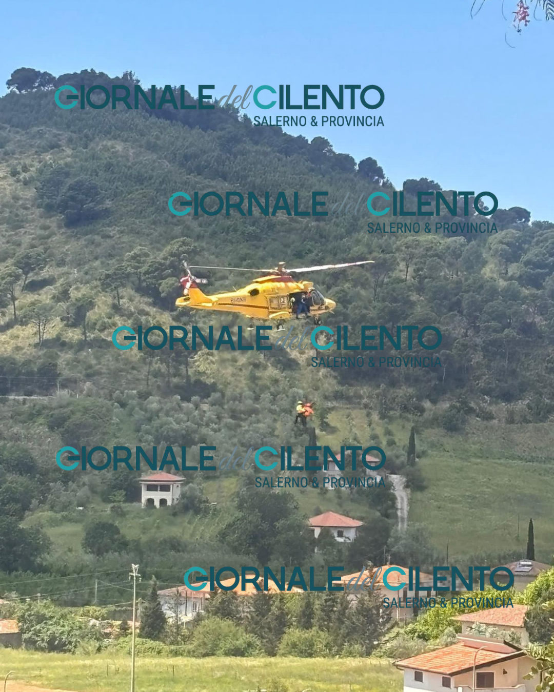 Cade dal tetto di casa a Roccadaspide: 70enne trasferito in elisoccorso al Ruggi