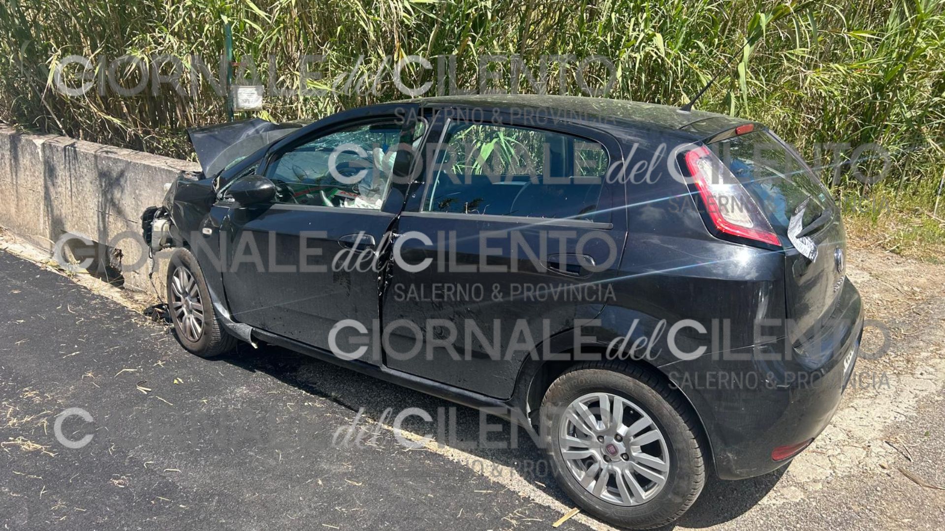Violento impatto contro un muretto: donna estratta dalle lamiere e trasportata in elisoccorso