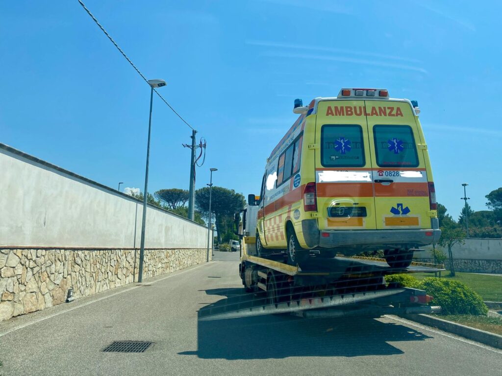 Capaccio Paestum, ambulanza con targa clonata scoperta dalla polizia municipale: sequestri e denuncia