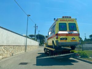 Capaccio Paestum, ambulanza con targa clonata scoperta dalla polizia municipale: sequestri e denuncia