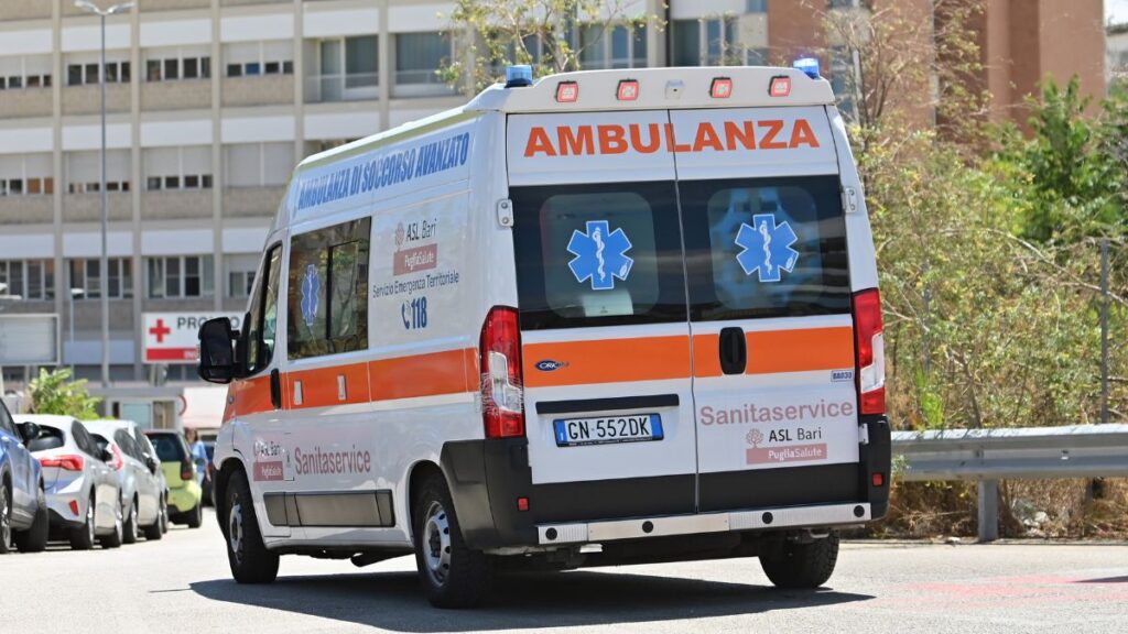 Paura durante il viaggio: neonato rischia di soffocare, salvato dall’intervento del 118