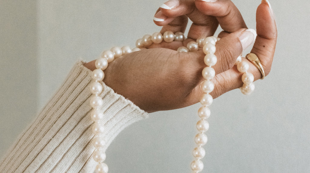Festa della mamma, dai bracciali ai gioielli personalizzati: la classifica dei regali più scelti